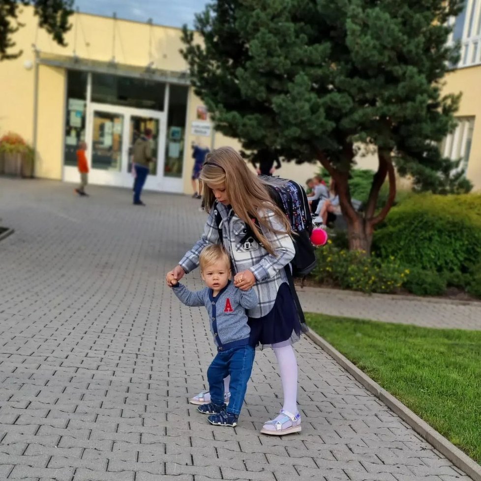 Děti Ivety Lutovské v první školní den