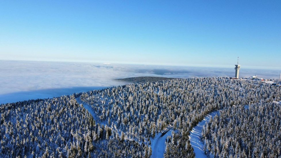 Pohled na oblíbený vrchol zápodočeských hor z dronu.