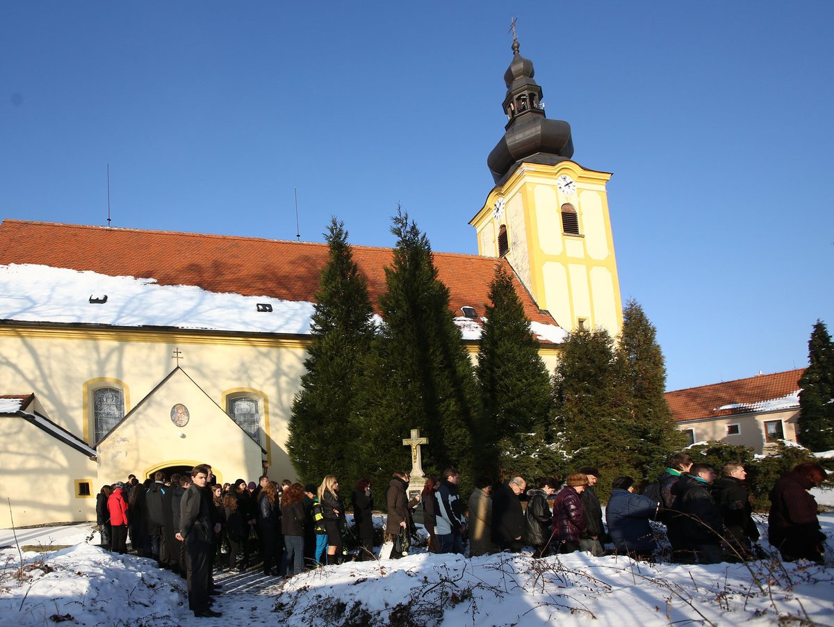 V kostelíku se s Ivetkou rozloučilo na tři sta lidí.