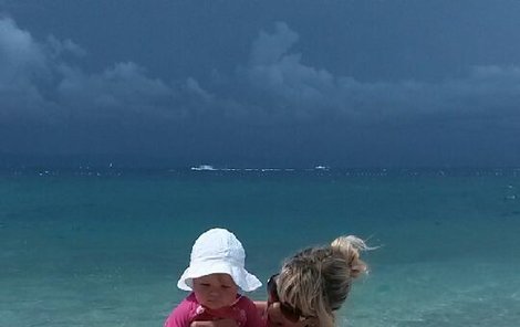 Vítová s dcerkou vyjely poprvé k moři.