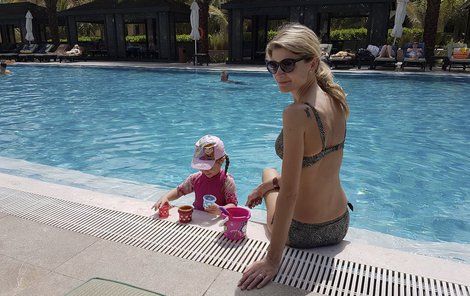 Iveta s dcerkou Anetkou u bazénu.