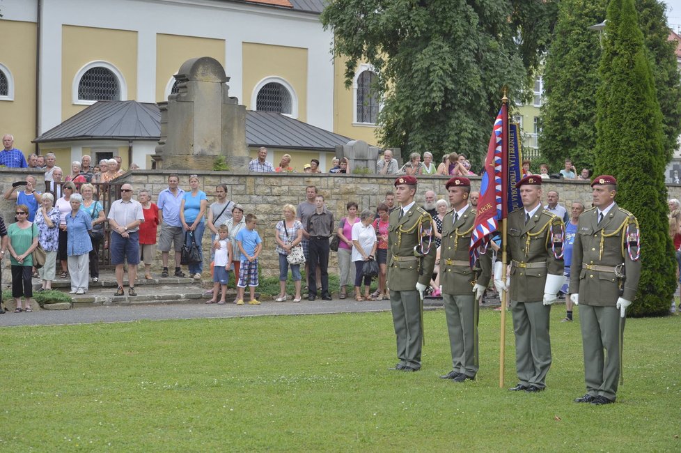 Pohřeb Ivo Klusáka byl na přání rodiny s vojenskými poctami.