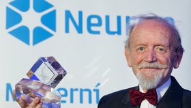 Nadační fond Neuron ocenil 1. prosince v Praze za přínos světové vědě pět špičkových odborníků. Laureátem Ceny Neuron za přínos v oboru společenské vědy se stal sociolog Ivo Možný.