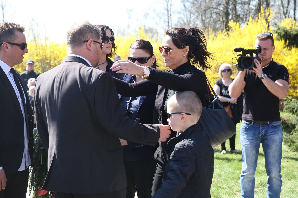 1. dubna 2017 Ivo Pavlík pro nevolnost nešel na pohřeb své první ženy, jeho druhá manželka Heidi do ostravského krematoria dorazila a jejich syna Adama objala.