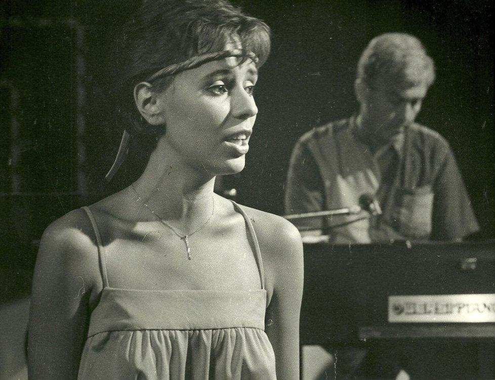 1982: Jedno z prvních televizních natáčení s Heidi Janků a kapelou Supernova. Pavlík v pozadí za klávesami.