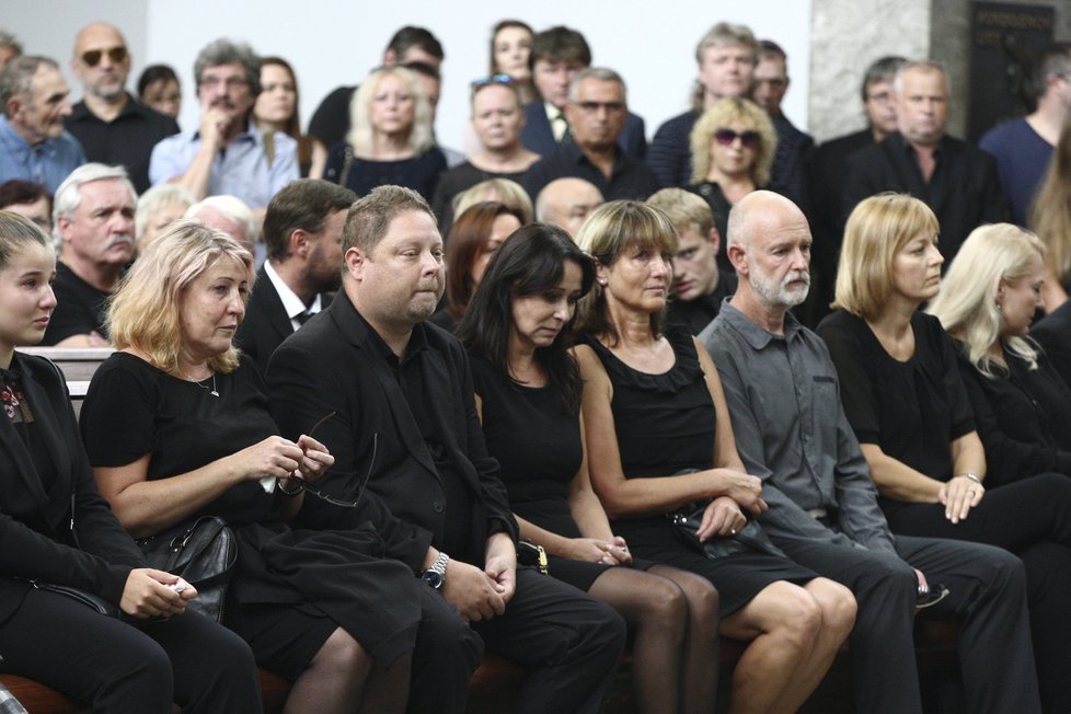 Heidi Janků se na pohřbu manžela neudržela a rozplakala se.