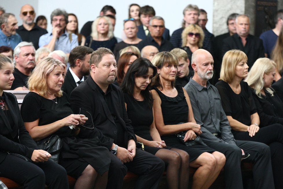 Heidi Janků se na pohřbu manžela neudržela a rozplakala se.