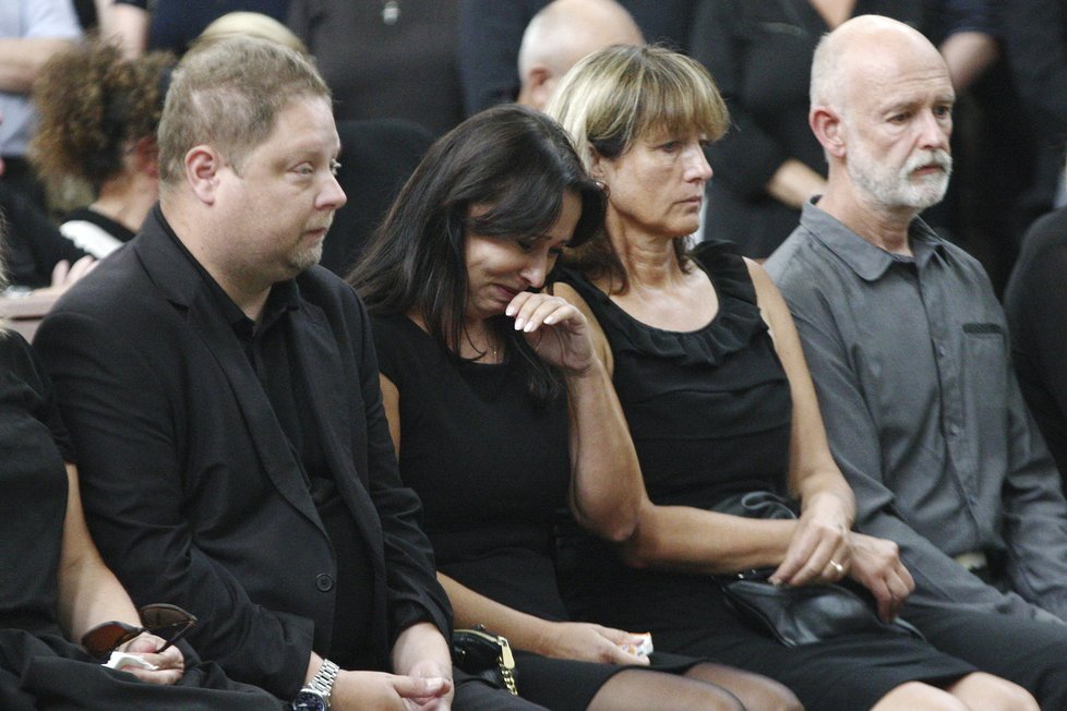 Heidi Janků se na pohřbu manžela neudržela a rozplakala se.