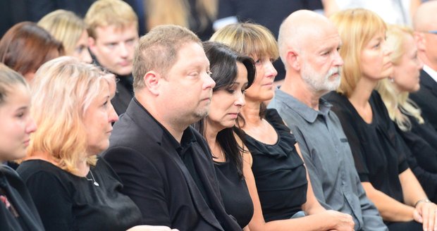 Zdrcená Heidi Janků na pohřbu manžela