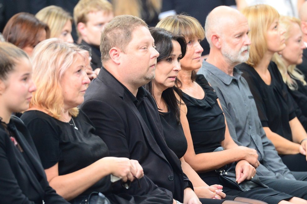 Zdrcená Heidi Janků na pohřbu manžela