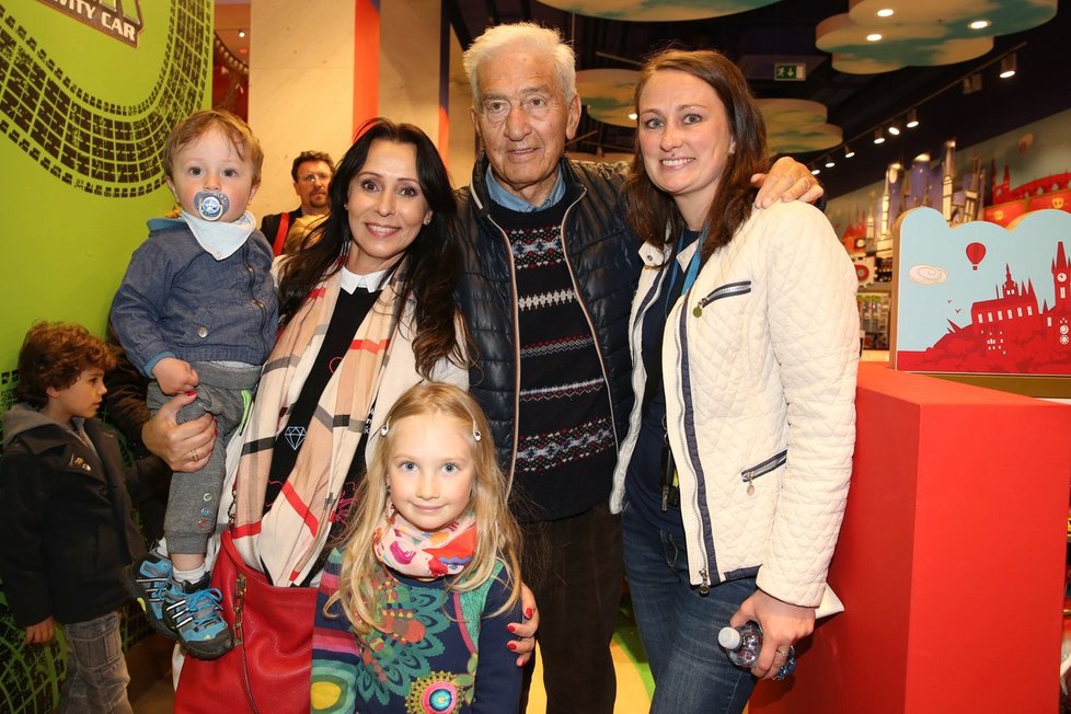 Ivo Pavlík s manželkou Heidi Janků, vnučkou Lucií a jejími dětmi