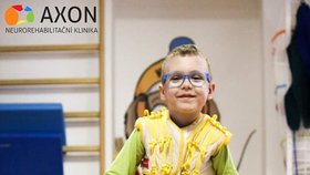 Ivošek (6) při cvičení na speciální klinice. Díky rehabilitaci je schopný ujít krátkou vzdálenost jen s pomocí dvou hůlek.