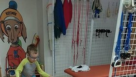 Ivošek (6) při cvičení na speciální klinice. Díky rehabilitaci je schopný ujít krátkou vzdálenost jen s pomocí dvou hůlek.