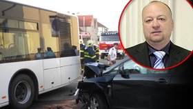 Polák narazil do autobusu poté, co nedal přednost. Nehoda si vyžádala šest zraněných.