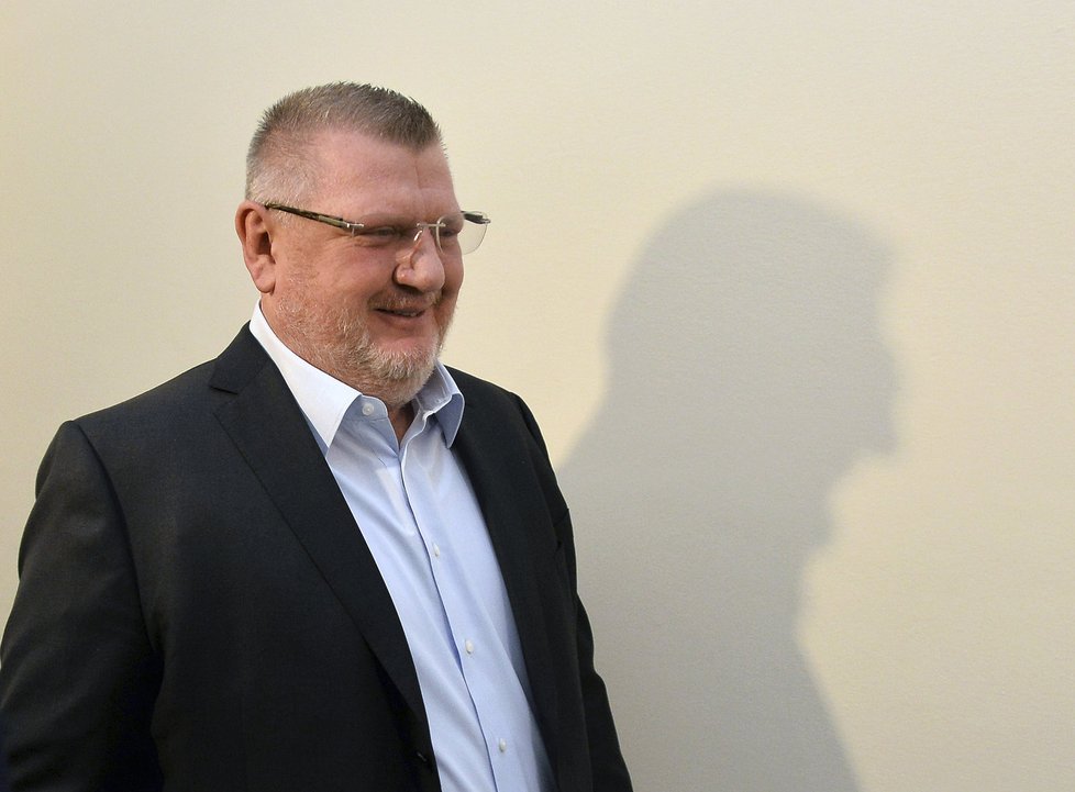 Dopravní podnik podle policie uzavřel nevýhodný kontrakt s firmou pražského lobbisty Ivo Rittiga.