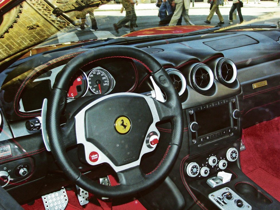 Ivo Rittig má ve svém voze FerrariVlastní vizitka na palubce ferrari. To už je nějaké měřítko úspěchu!