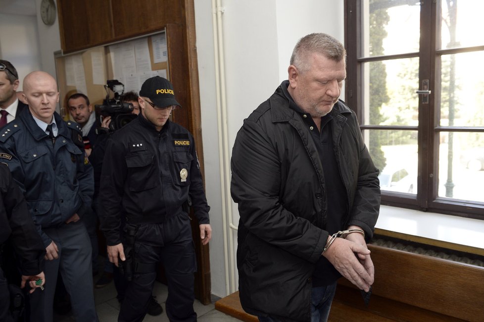 Ivo Rittig s pouty na rukou: Žalobci se obávali, že by mohl v průběhu vyšetřování kauzy jízdenek v DPP Praha odjet ze země. Vycestování mu však u soudu povolili