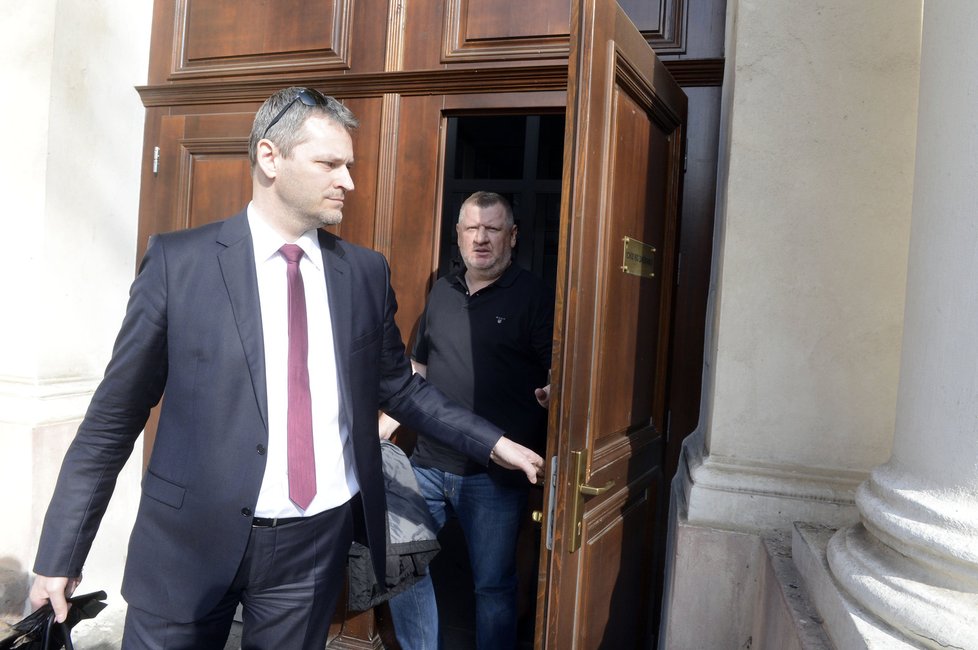Ivo Rittig opouští budovu soudu. Soud mu předtím vrtáil cestovní doklady, žalobce se obával, že může ujet do zahraničí