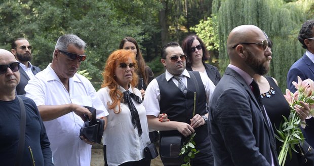 Na pohřeb vizážisty Ivo Špese přišlo mnoho známých tváří.