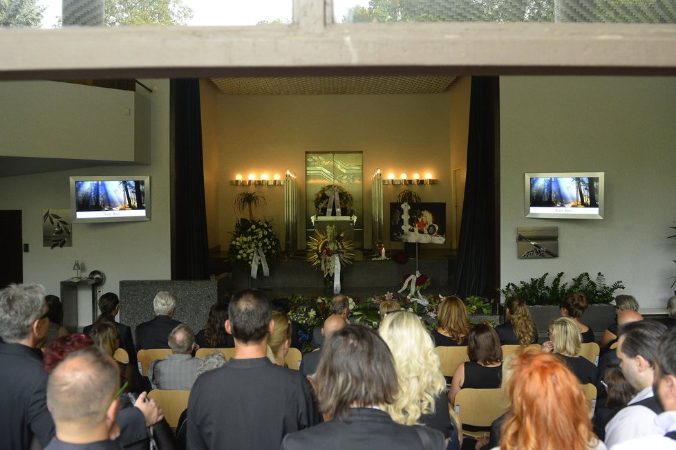 Na pohřeb vizážisty Ivo Špese přišlo mnoho známých tváří.
