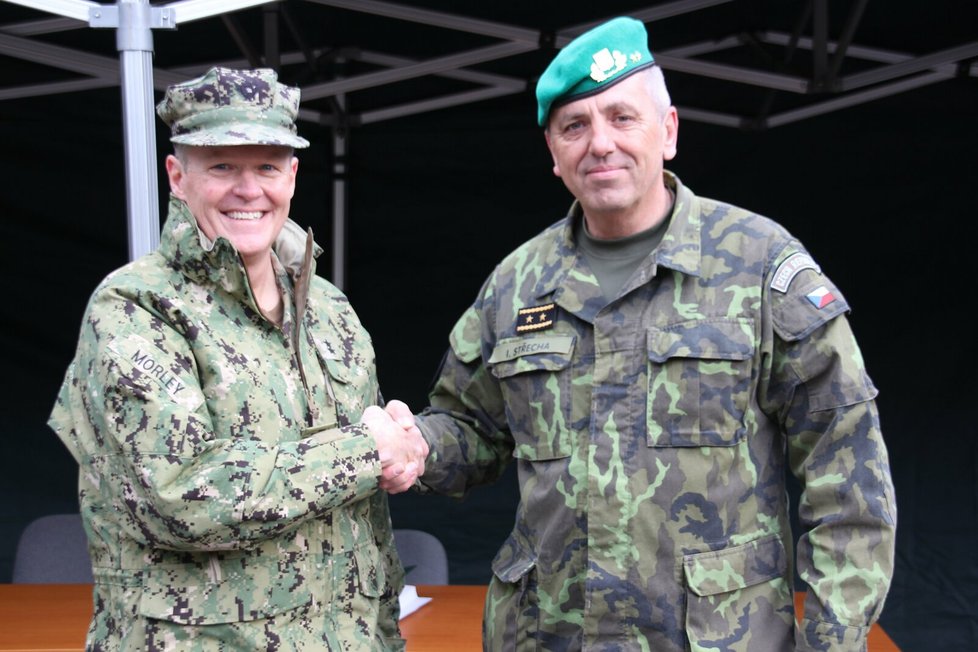 Generálmajor Ivo Střecha (vpravo)