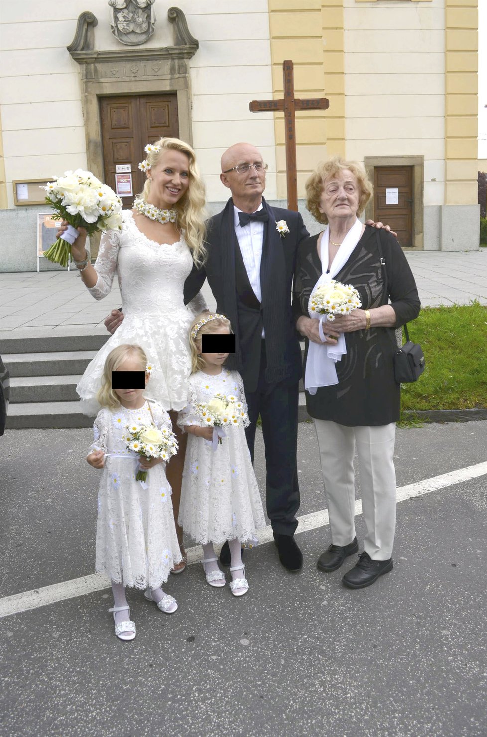 Ivo Valenta se svou rodinou: Manželkou Alenou, dcerami a synem. Vpravo maminka ženicha.