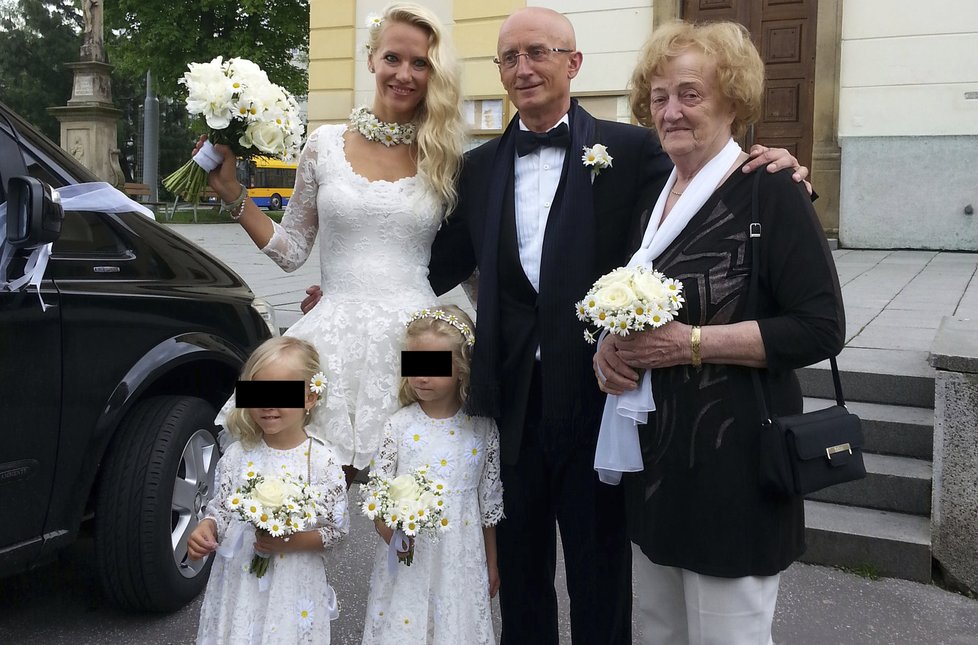Ivo Valenta se svou rodinou: Manželkou Alenou, dcerami a synem. Vpravo maminka ženicha.