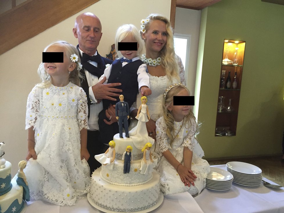 Valentovi s dětmi a svatebním dortem