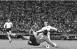 1976: Ivo Viktor zastavuje útok Němce Ericha Beera. Hrálo se finále mistrovství Evropy, po 90 minutách to bylo 2:2.