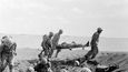 Američtí vojáci přenášejí raněné spolubojovníky na Iwodžimě.