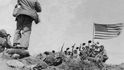 Američtí vojáci vztyčují vlajku na ostrově Iwodžima.