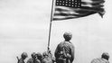 Američtí vojáci vztyčují vlajku na ostrově Iwodžima.