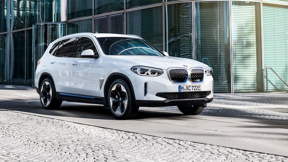 Produkční BMW iX3 je elektrická zadokolka s dojezdem až 460 km