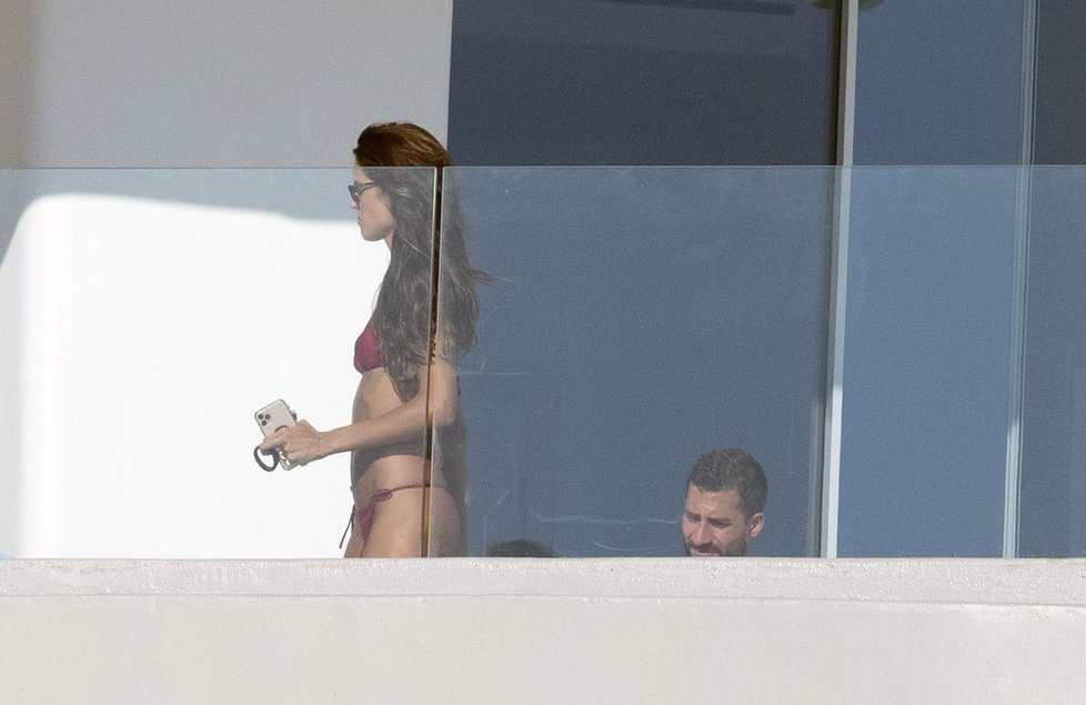 Brazilská topmodelka Izabel Goulartová tráví dovolenou se svým německým snoubencem Kevinem Trappem.