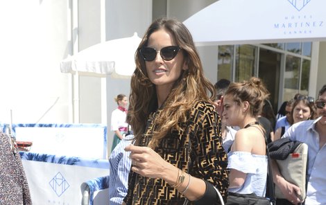 Modelka Izabel Goulart v Cannes.