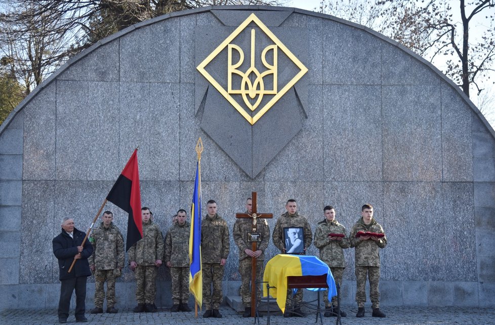 Ukrajinští vojáci se loučili s velitelem, který zemřel při obraně města Izjum (13.4.2022)
