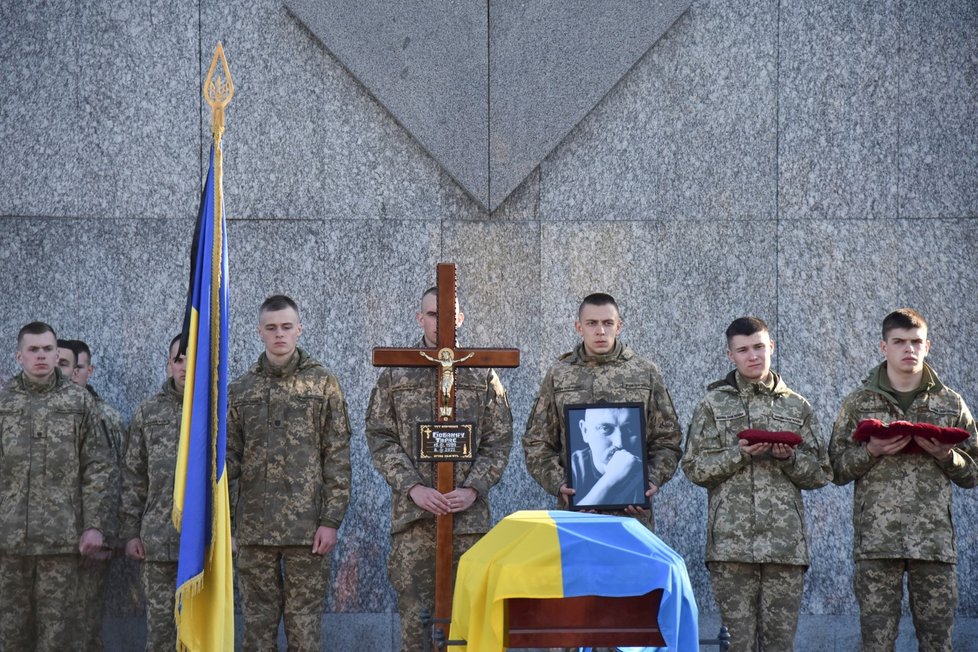 Ukrajinští vojáci se loučili s velitelem, který zemřel při obraně města Izjum (13. 4. 2022)