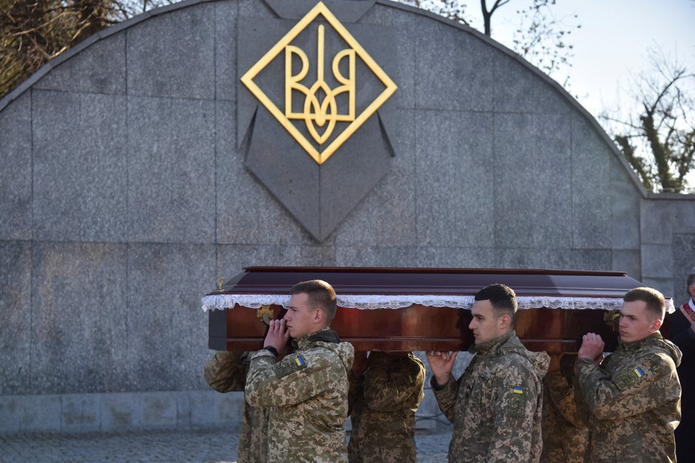 Ukrajinští vojáci se loučili s velitelem, který zemřel při obraně města Izjum (13. 4. 2022)