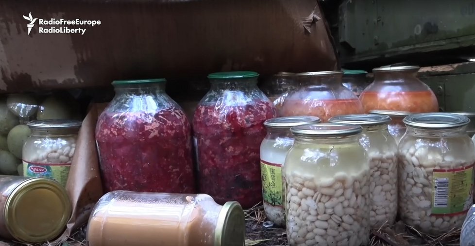 Rusové za sebou v táborech v Izjumu nechali jídlo, oblečení i drogy