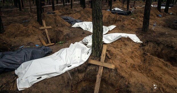 Hrůzný nález v osvobozeném Izjumu: V lese našli pohřebiště se 440 těly, nesou stopy mučení