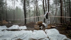 Exhumace těl v masovém hrobě ve městě Izjum (16.9.2022)