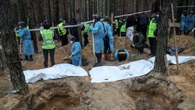 Exhumace těl v masovém hrobě ve městě Izjum (16.9.2022)