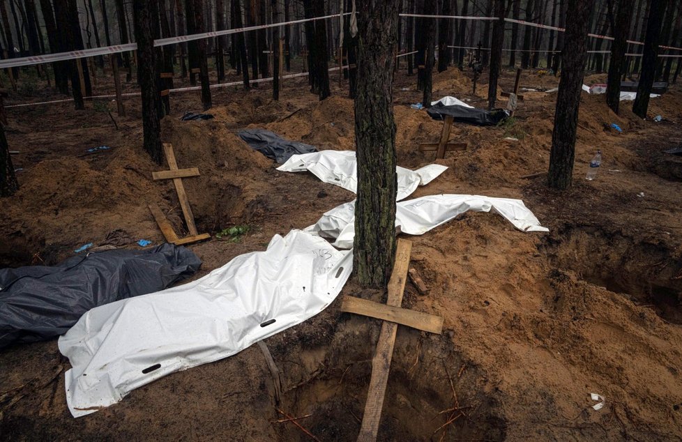 Exhumace těl v masovém hrobě ve městě Izjum (16. 9. 2022)