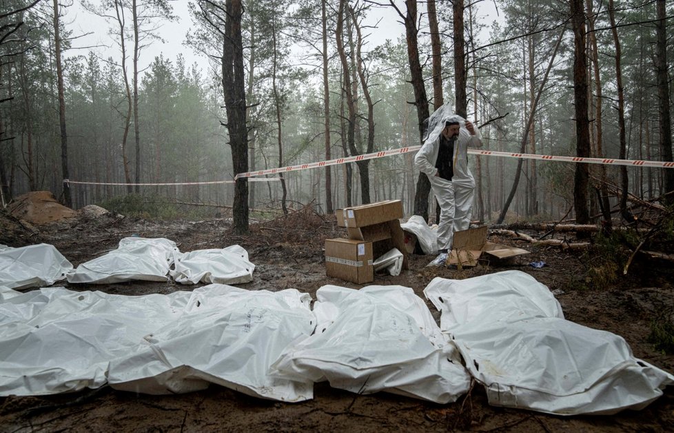 Exhumace těl v masovém hrobě ve městě Izjum (16. 9. 2022)