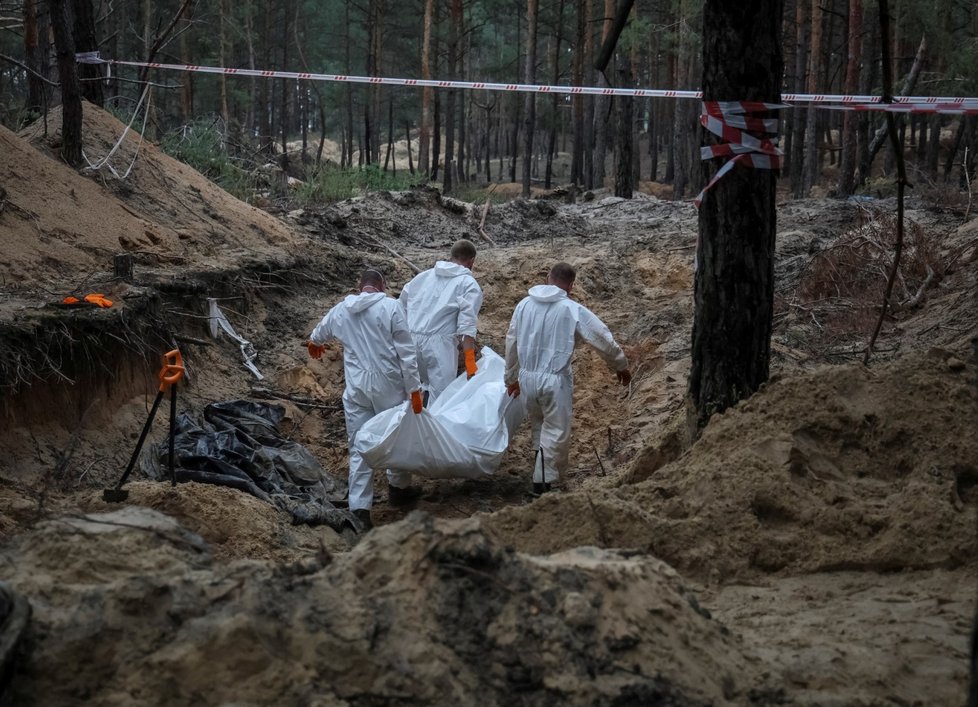 Exhumace těl v masovém hrobě ve městě Izjum (16. 9. 2022)