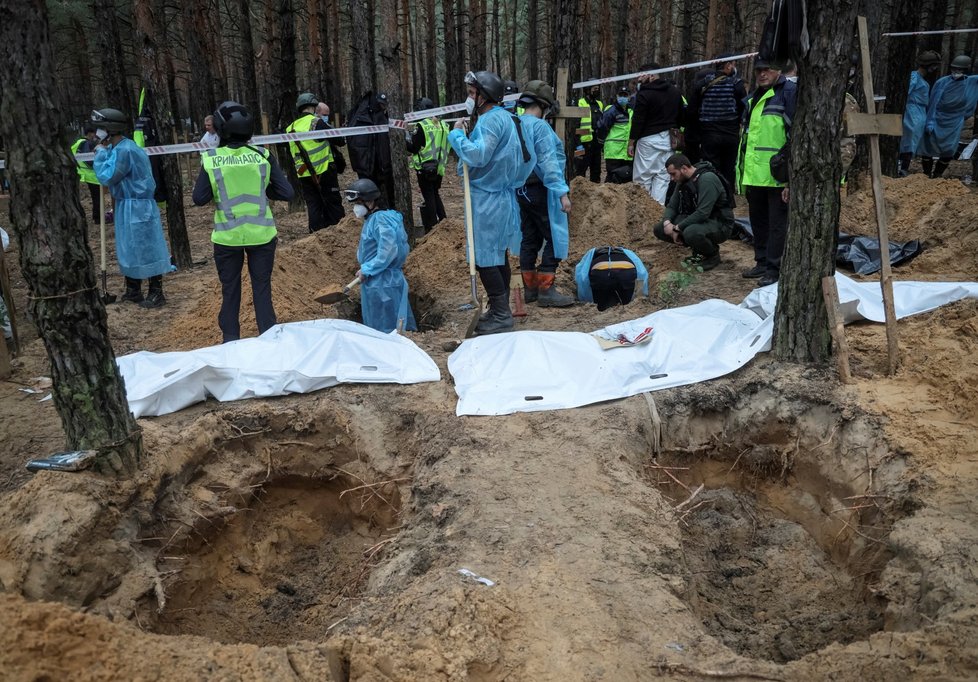 Exhumace těl v masovém hrobě ve městě Izjum