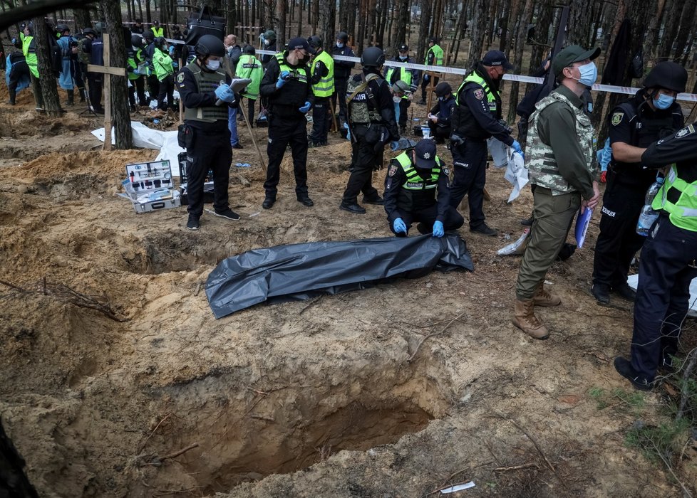 Exhumace těl v masovém hrobě ve městě Izjum