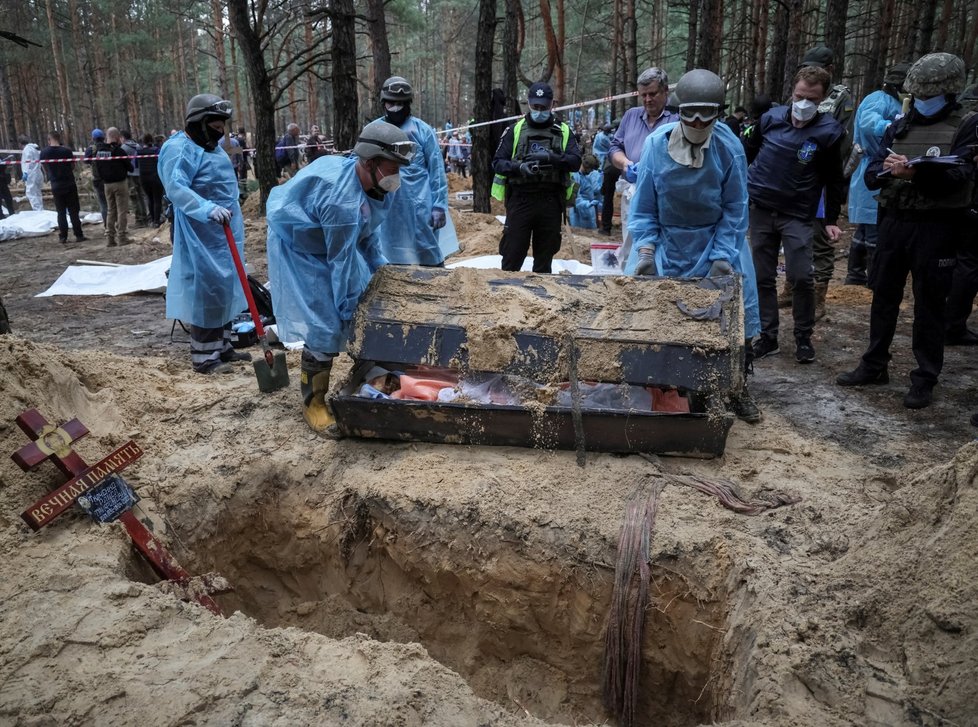 Exhumace těl v masovém hrobě ve městě Izjum (16. 9. 2022)