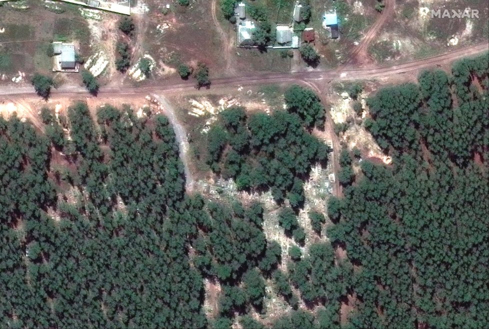 Satelitní pohled na masový hrob v Izjumu