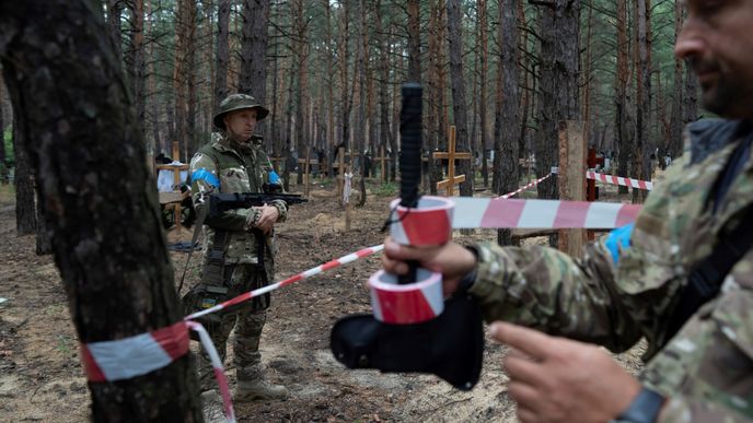 Ukrajinské jednotky objevily u Izjumu po stažený ruských vojsky provizorní pohřebiště se 440 těly